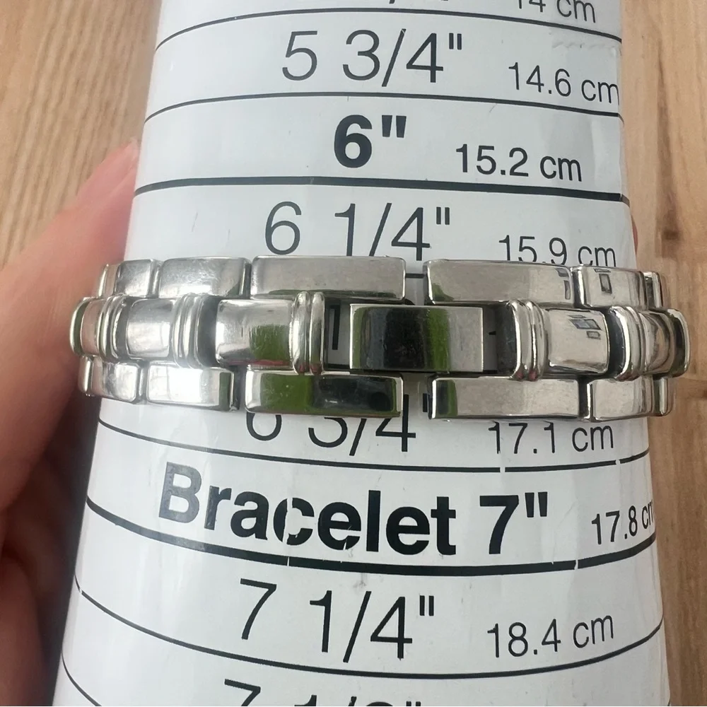Venezia ladies silver tone classic watch NEW BATTERY